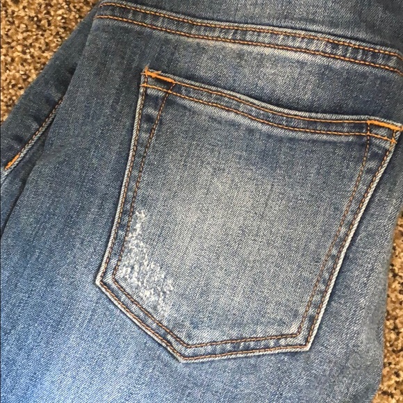 Medium wash raw hem distressed jeans - Picture 5 of 6